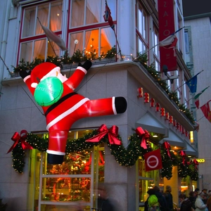 Inflatable outdoor Christmas Santa Claus decoration with green gift bag for wall climbing