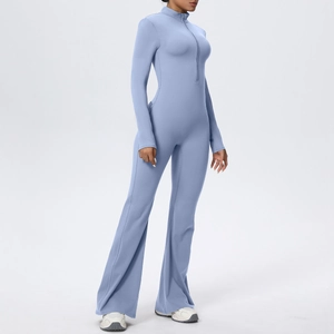 Détail de la combinaison de yoga bleu clair avec fermeture éclair et bas évasé