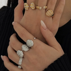 Bagues coquillages élégantes dorées et argentées avec strass sur la main