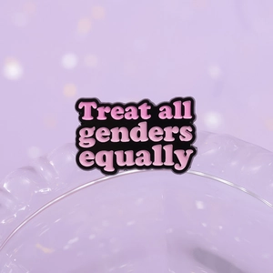Emaille-Anstecknadel Treat all genders equally in Schwarz und Rosa mit Bokeh-Hintergrund