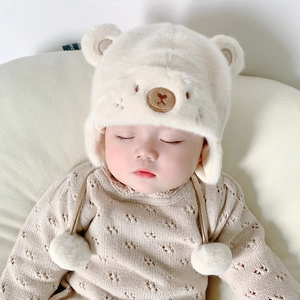 Dettaglio del cappello di peluche per neonati con orecchie d'orso e ricami