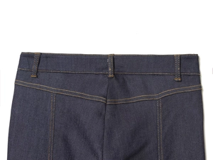 Gros plan détaillé sur la taille en jean bleu foncé avec coutures jaunes contrastées