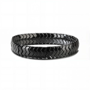 Vue détaillée des perles d'hématite noire polie en forme de flèche sur le bracelet homme