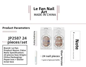 Détail de 24 faux ongles courts style French dégradé avec un tube de colle de 1g inclus