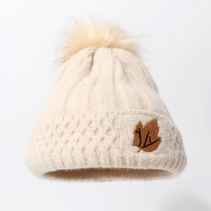 Winter-Strickmütze in Beige mit Kunstfell-Bommel und besticktem Ahornblatt-Detail