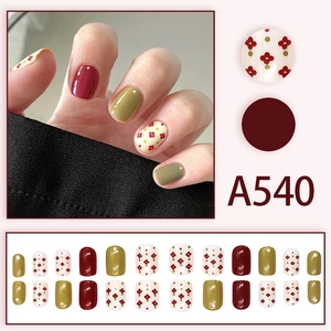 Faux ongles courts et ronds en bordeaux, vert moutarde et motifs floraux élégants