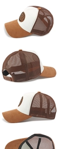 Details einer Mesh Trucker Cap mit Wildleder-Textur und verstellbarem Snapback-Verschluss