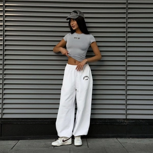 Ensemble deux pièces style urbain pour femme avec t-shirt gris slim et pantalon large blanc