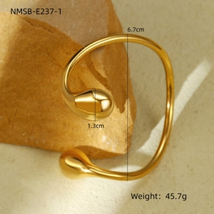 Détail du bracelet doré en acier inoxydable montrant 6,7cm de diamètre et 45,7g