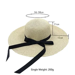 Cappello da sole in paglia a tesa larga con fiocco nero e lunghi nastri decorativi