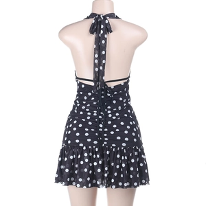 Detailansicht eines Polka-Dot-Neckholder-Kleides mit überkreuzten Trägern und einer Schleife