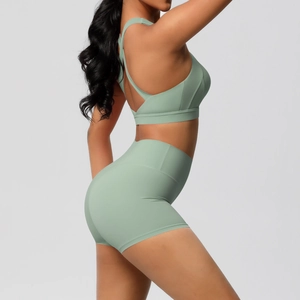 Detailaufnahme des salbeigrünen Yoga-Sets mit High-Waist-Shorts und Cross-Back-Sport-BH
