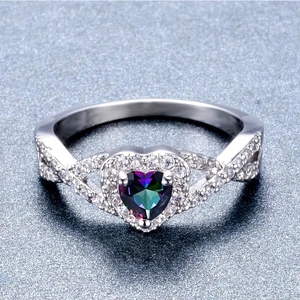 Elegante hartring met regenboogsteen en pavé diamanten op een zilveren band