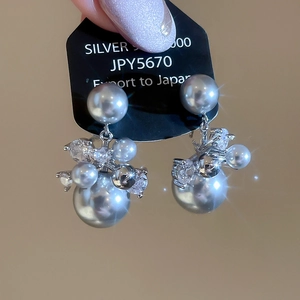 Détail de boucles d'oreilles en argent 925 avec perles grises et cristaux marquise