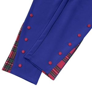 Détail du pantalon bleu roi avec fermeture à bouton rouge et doublure à carreaux