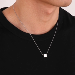 Collier élégant en acier inoxydable argenté avec pendentif cube minimaliste pour homme