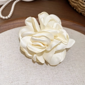 Nahaufnahme des elfenbeinfarbenen Seidenblumen-Rings mit edlem Satin-Glanz-Effekt