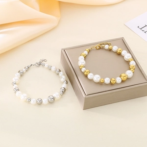 Bracelets de perles d'eau douce élégants avec perles en métal or et argent sur fond de soie