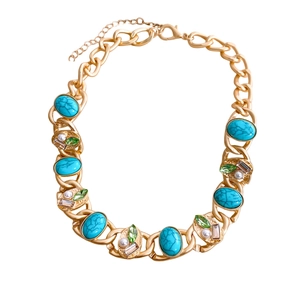 Vintage Goldkette mit Türkis, Perlen und Kristallen im luxuriösen Retro-Stil für Damen