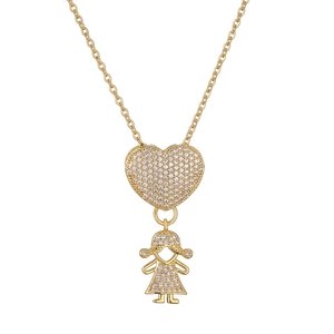 Collana dorata con ciondolo a cuore e bambina con zirconi cubici su sfondo bianco
