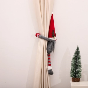 Weihnachts-Gnom-Vorhanghalter mit Rentiergeweih und Glöckchen vor warmem Hintergrund