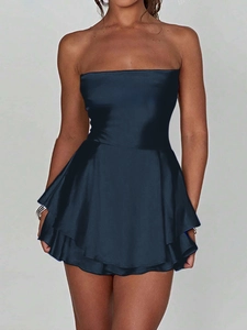 Dettaglio del mini abito in raso blu navy senza spalline con gonna a doppio strato