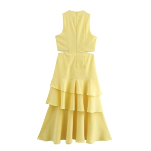 Dettaglio del retro di un abito lungo giallo senza maniche con cut-out e balze a strati