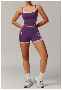 Détail de l'ensemble de yoga violet avec bordure contrastée blanche et maille ajustée