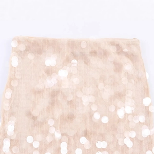 Minigonna di paillettes champagne con trama in rete e finitura scintillante chic