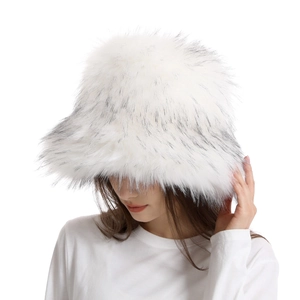 Dettaglio cappello a secchiello in finta pelliccia bianca con texture soffice e punte nere