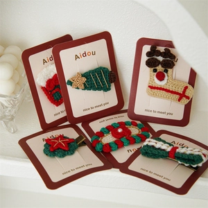 Gros plan de barrettes de Noël au crochet faites main avec sapin et renne sur carte