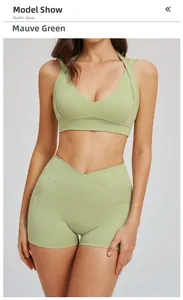 Dettaglio del set yoga verde fagiolo con reggiseno sportivo a V e pantaloncini a vita incrociata