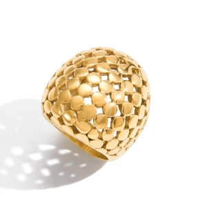 Gros plan sur la bague sphérique ajourée en acier inoxydable doré 18 carats au fini poli