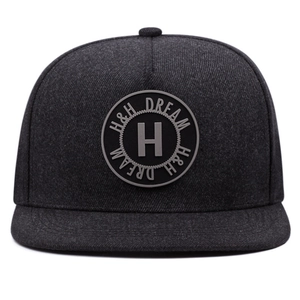 Casquette snapback à bord plat gris foncé avec écusson brodé de la lettre H