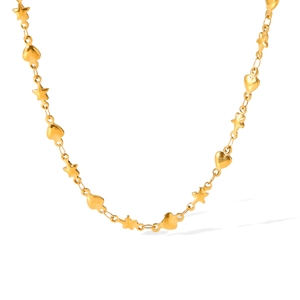 Detailansicht der 18K vergoldeten Edelstahlkette mit kleinen Stern- und Herzanhängern