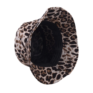Détail du chapeau bob à motif léopard montrant la texture du tissu et la doublure noire