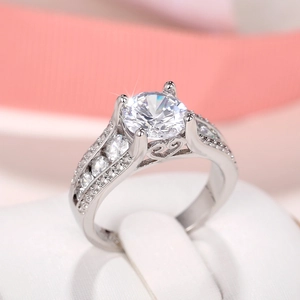 Anello classico in zircone rotondo a quattro griffe con pietre e dettaglio a cuore