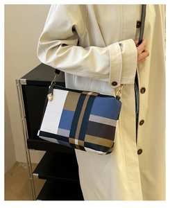 Détail du sac bandoulière avec motif géométrique color-block et garnitures dorées chic