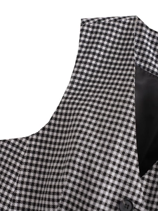 Gros plan du tissu tissé pied-de-poule noir et blanc classique sur un gilet de mode