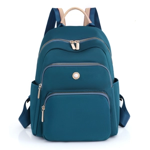 Zaino capiente verde scuro con tasche multiple e manico in pelle per laptop