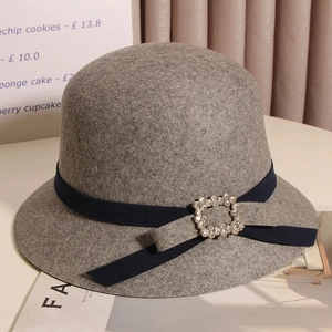 Détail du chapeau cloche en laine grise avec ruban gros-grain bleu et boucle en strass