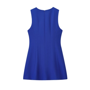 Détail du tissu bleu texturé au dos de cette robe courte sans manches de coupe trapèze