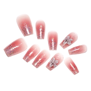 Rosa Blush-Drucknägel mit silbernem Glitzer und weißem Blumendesign, Sargform Nägel.