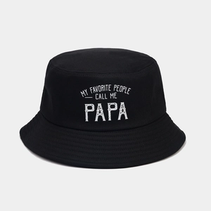 Gros plan du bob en toile noire avec texte My Favorite People Call Me Papa imprimé