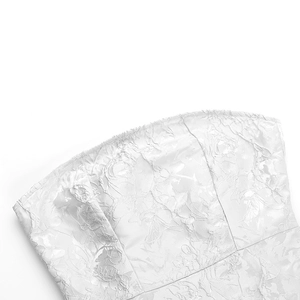 Vue détaillée du tissu jacquard floral blanc sur une mini robe bustier élégante