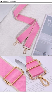 Detail eines verstellbaren rosa Canvas-Gurtes mit robusten goldenen Metallhaken