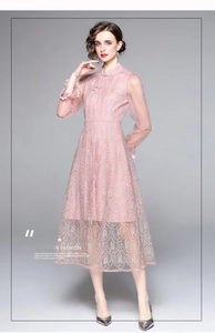 Détail de la broderie rose sur robe Qipao avec col montant et boutons chinois