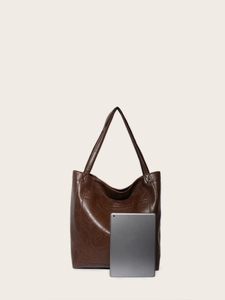 Grand sac cabas vintage marron en similicuir avec une tablette pour montrer la capacité