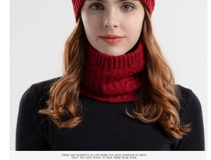 Detailansicht des weinroten Stricksets aus Mütze und Schal mit weichem Fleece-Innenfutter