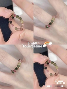 Details des handgefertigten Regenbogen-Turmalin-Perlenrings mit Golddrahtwicklung